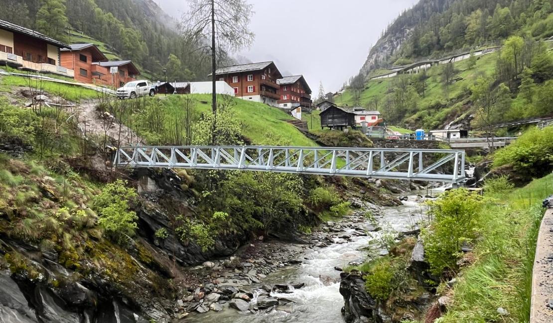 Stahlbrücke der Stahleinbau über einen Walliser Bach